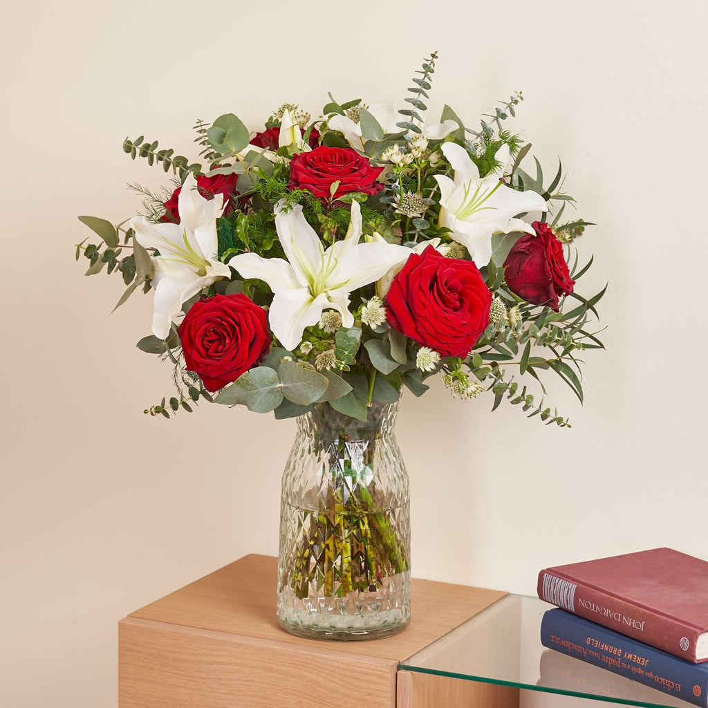 Maldivas - Boquet with withe liliums and red roses / FF032S
