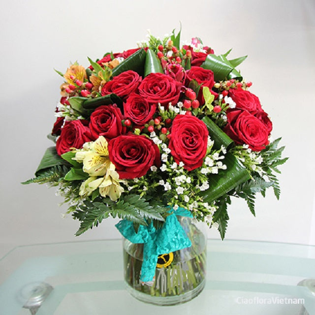Red roses and seasonal flowers in vase / CIAOX6BSC2
